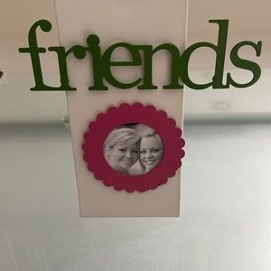 ❤️ 5/$25 - Magnet set - “Friends”. & circle frame